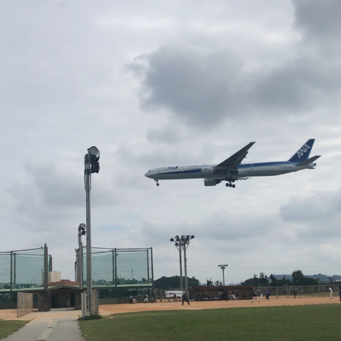 着陸寸前の飛行機を公園から撮影