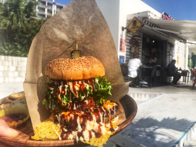 看板に偽りなし！氾濫するバーガー