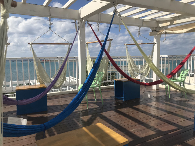 海の風を感じたい時はココできまり、ハンモックカフェ