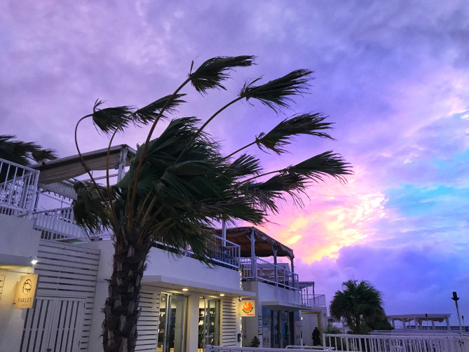 夕刻の海は1分ごとに色が変わってロマンティックです