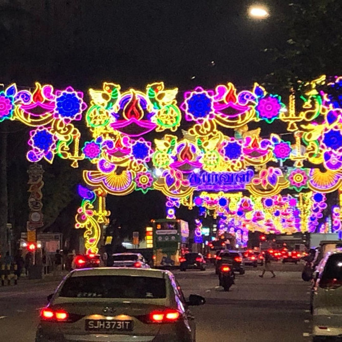 リトルインディアの光のアーチ