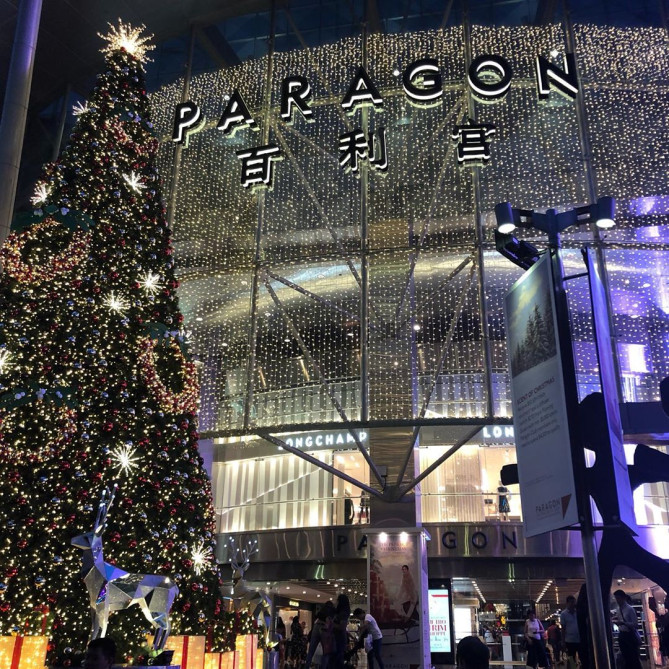 ショッピングモールのクリスマスデコレーション