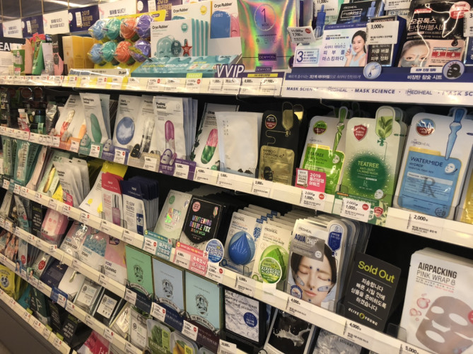 韓国コスメショップのシートマスクコーナー