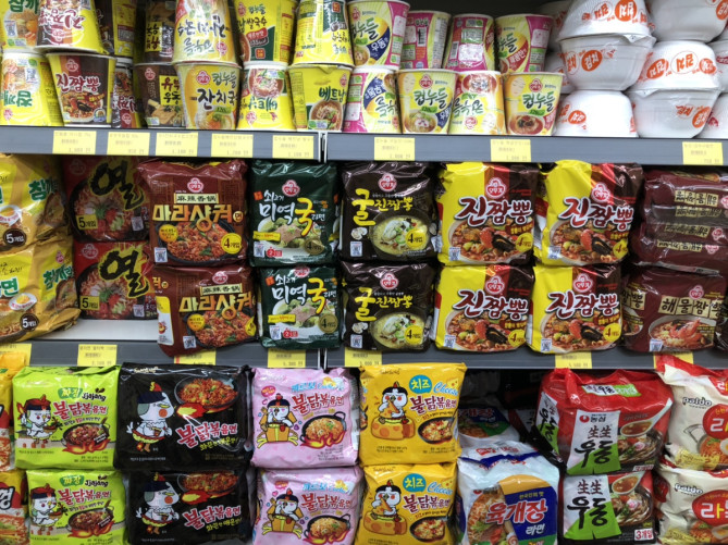 マートのインスタント麺コーナー