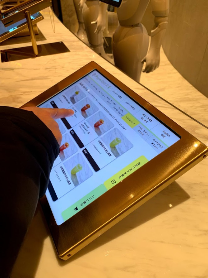 「Pepper PARLOR（ペッパーパーラー）」注文の様子