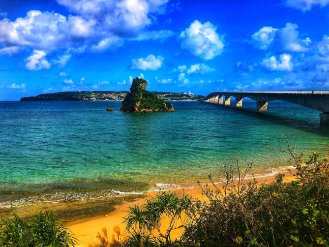 古宇利島へと続く美しい海中道路
