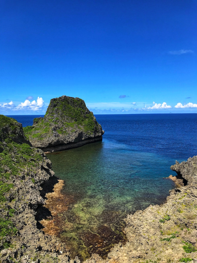 サンゴ礁が眼下に広がる真栄田岬