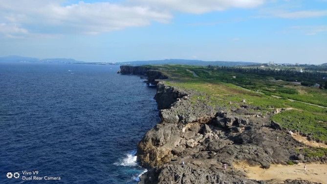 眼下に広がる岬がたのしめる残波岬灯台