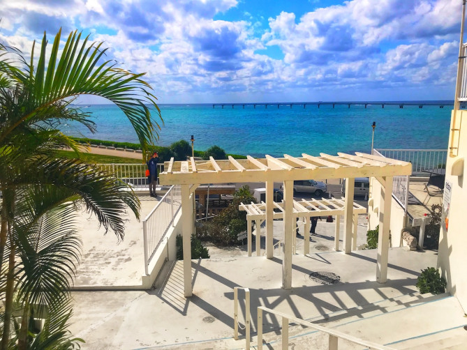 白いテラスがまぶしいウミカジテラス