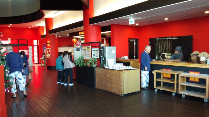 赤く統一された内装がオリエンタルな猿人の湯