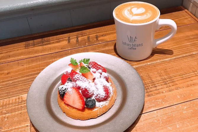 lohas beans coffeeのミックスベリーのタルトとカフェラテ