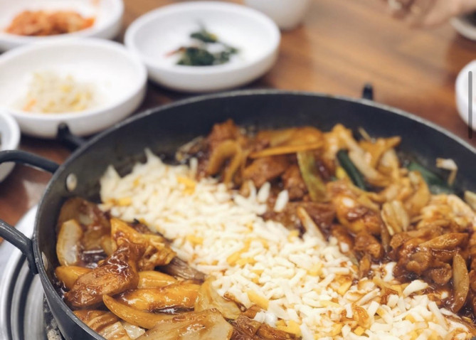 チェゴチッの鉄板チーズタッカルビ