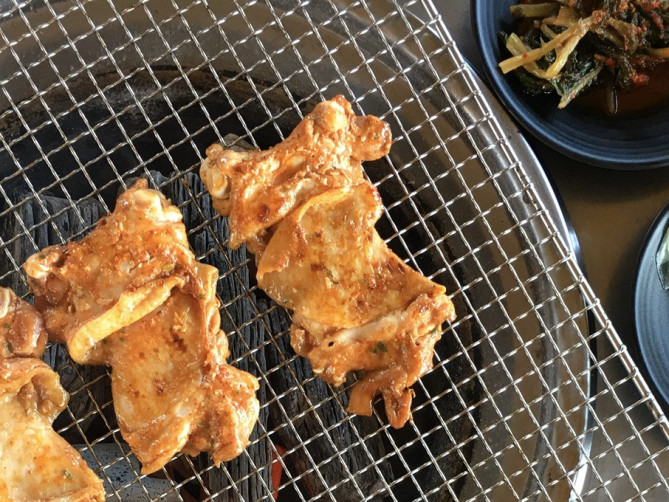 炭火で焼く従来のタッカルビ