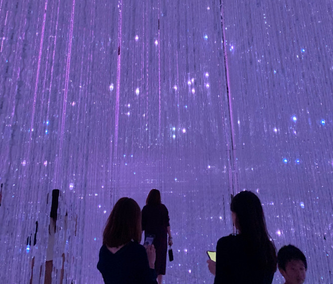 チームラボプラネッツ豊洲の「The Infinite Crystal Universe」