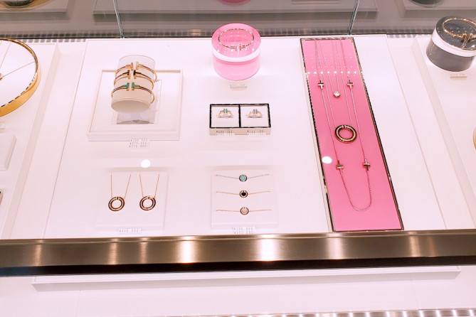 ピンクで彩られたアクセサリー類