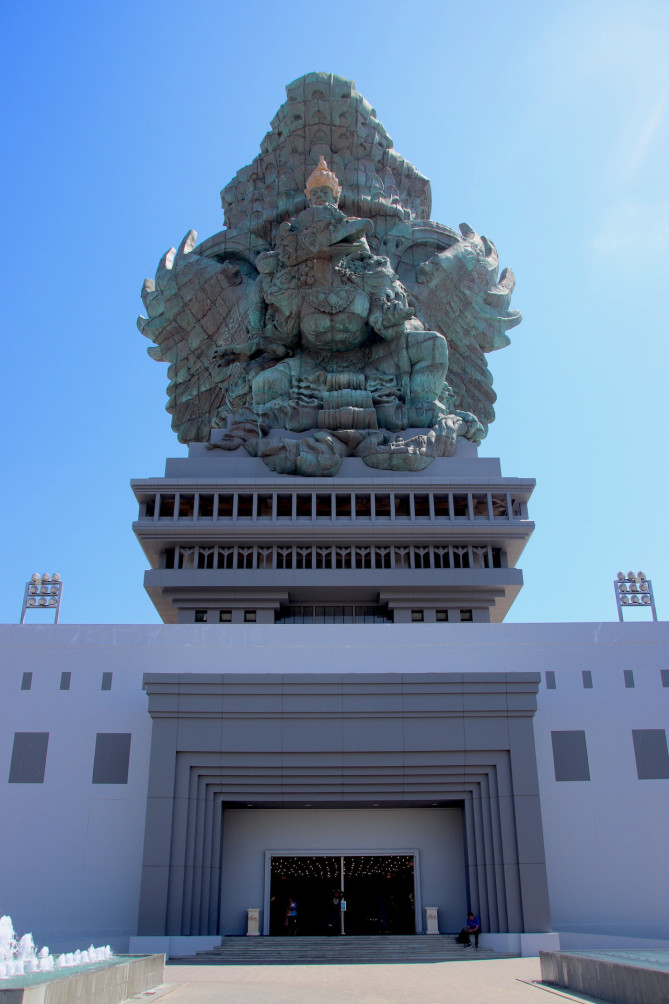 ガルーダ・ウィスヌ・クンチャナ像