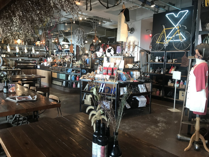 カフェにみえない？！提供待ち時間も楽しめる店内