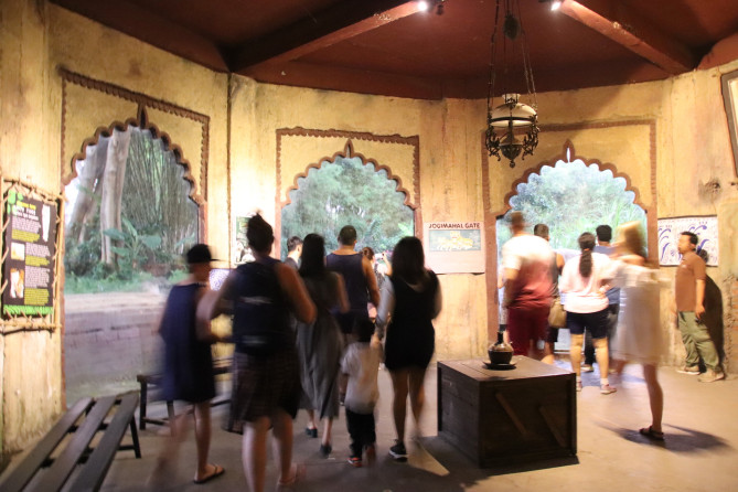 ホワイトタイガーの館