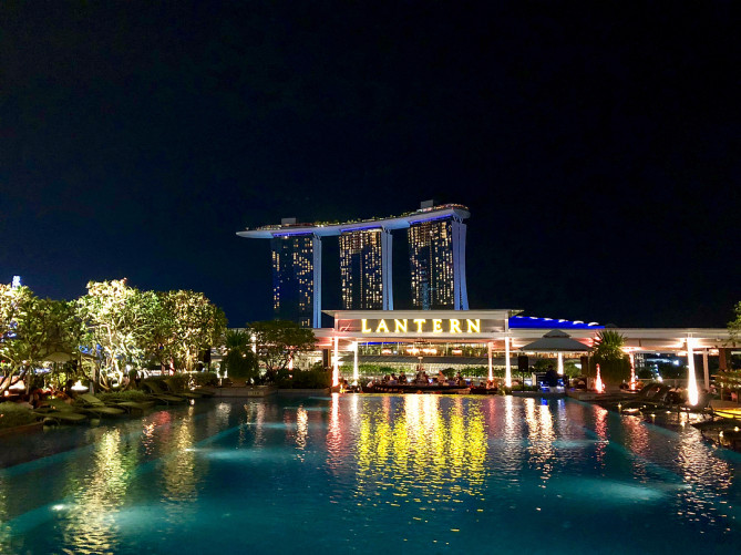 フラトンベイホテルのプールとルーフトップバーのランタン