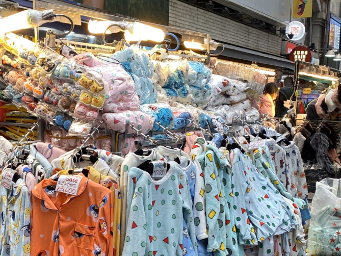 露店で売られる格安パジャマ