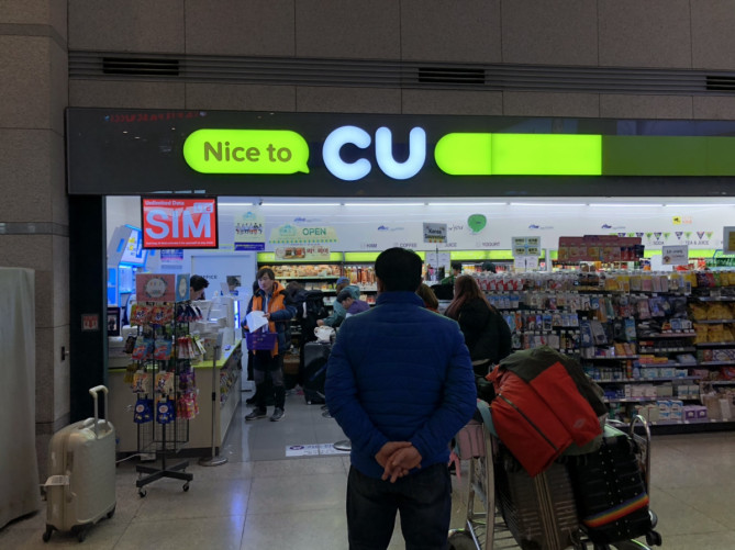 SIMカードの文字が目を引く空港内のコンビニ