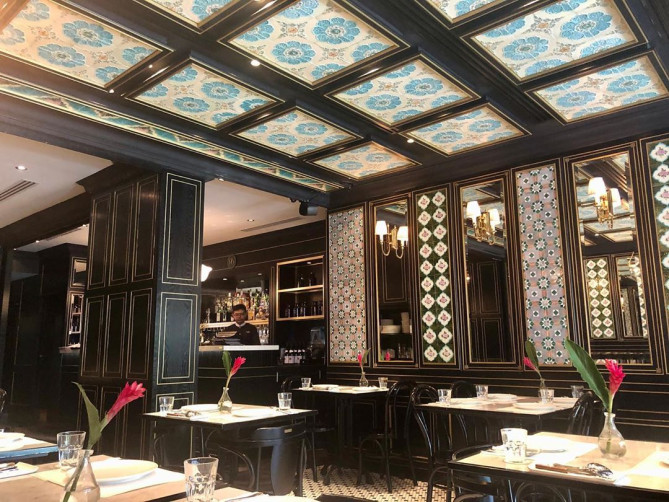 プラナカンタイルが美しい店内