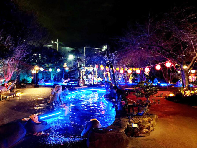 お台場の大江戸温泉物語の足湯エリア