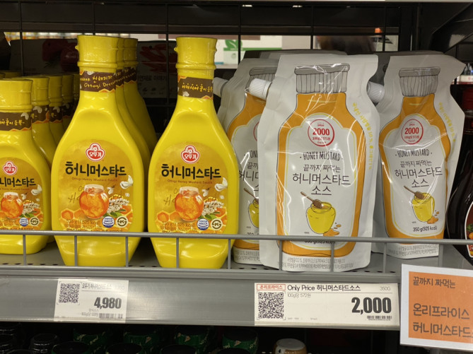 ロッテマートのPB商品（右）