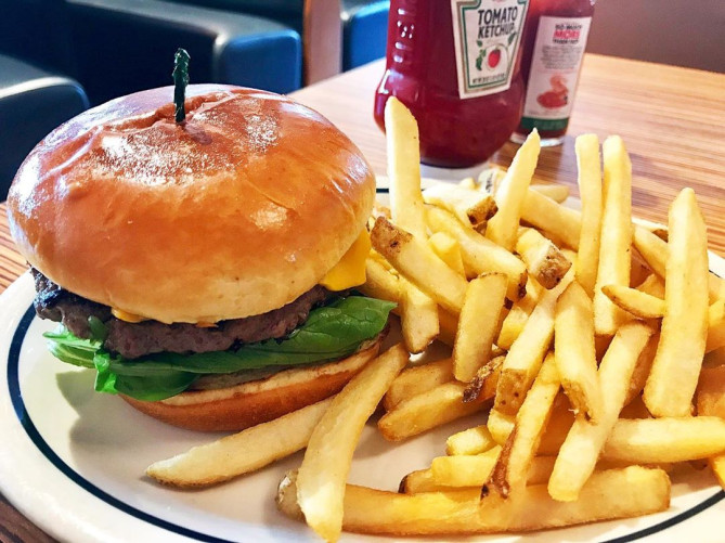 ボリュームたっぷりのハンバーガー