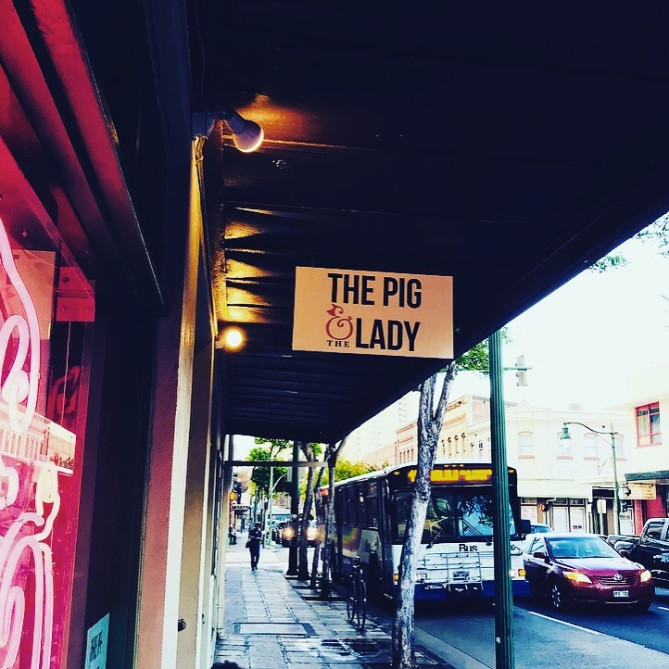 ピッグアンドザレディーの外看板