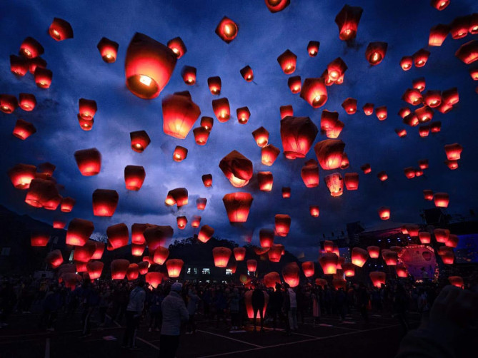 打ちあげられるランタン