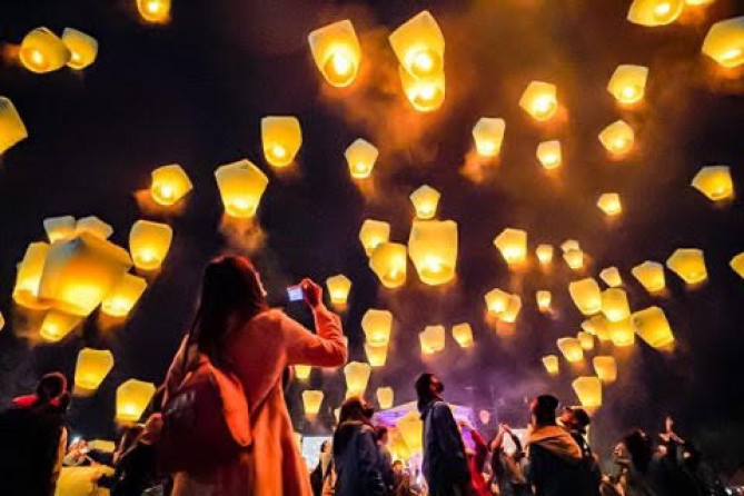 空に舞い上がるランタンたち