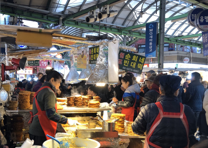 活気あふれる広蔵市場の屋台