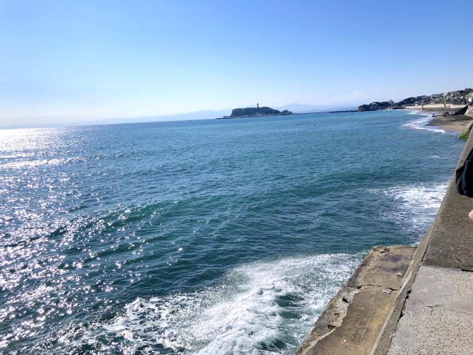 江ノ島と海