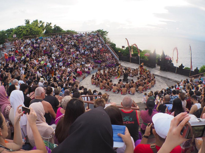 ウルワツ寺院　ケチャックダンス