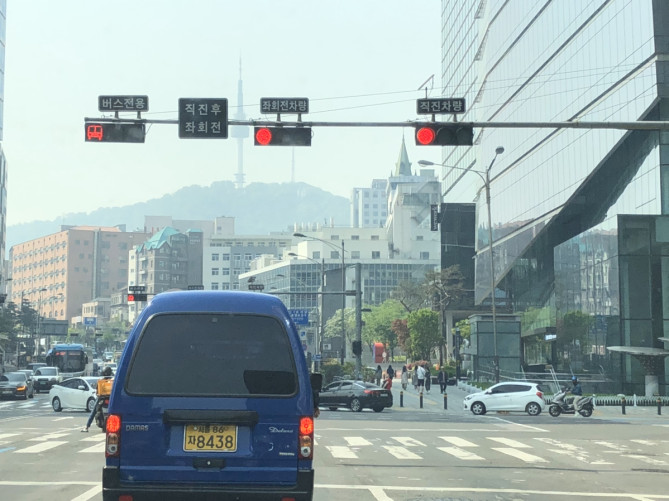 PM2.5で白くにごったソウル市内