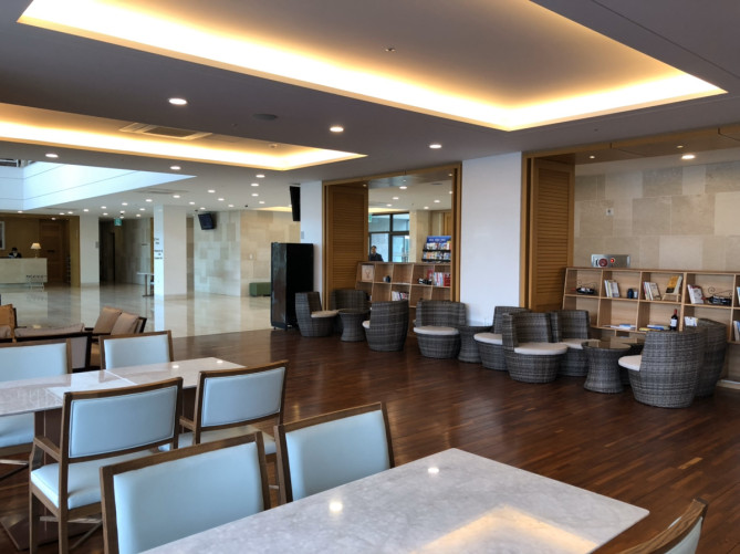 フロント横にあるカフェ&バー