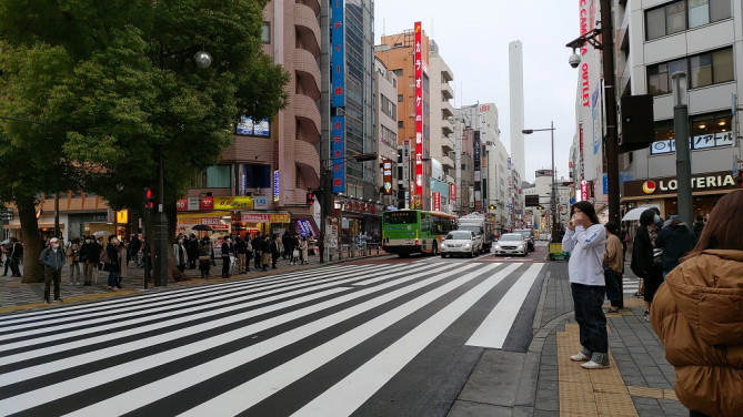首都高速道路の方向に行く道