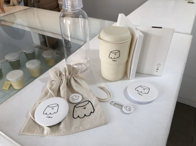 UMUの店内で販売されるグッズ