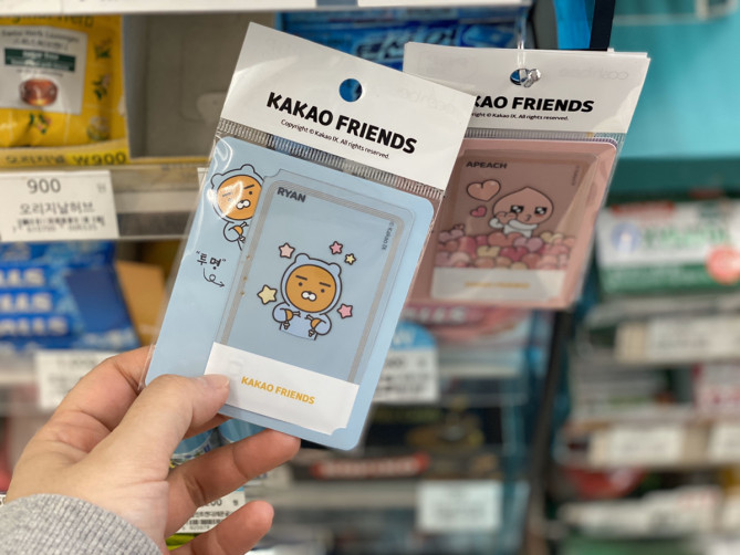 コンビニのレジ前で販売されているT-moneyカード