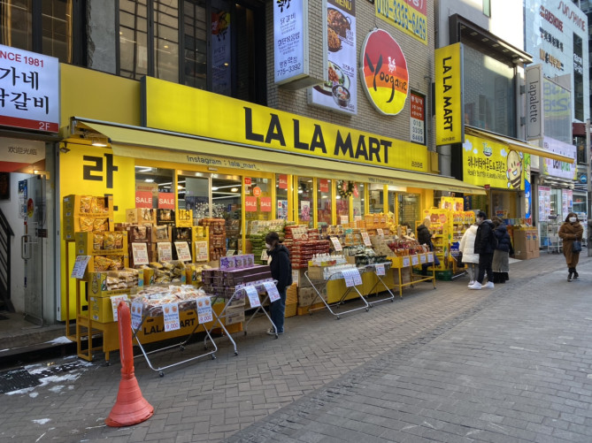 黄色い看板が目を引くララマート