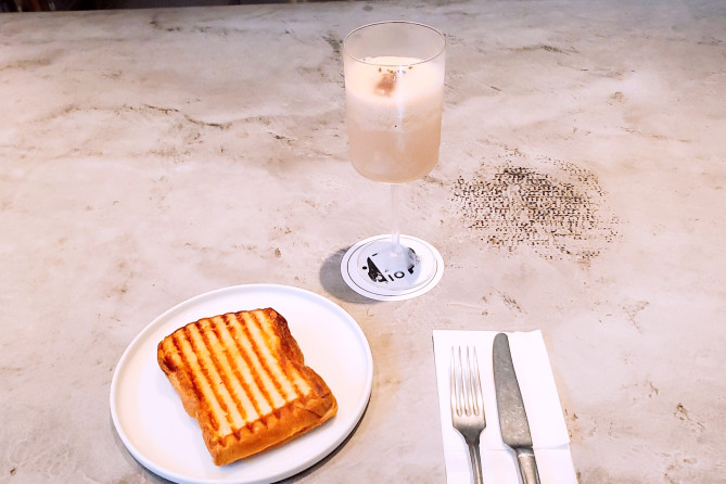 筆者おすすめの「モカシェイク」と「発酵バターサンド」