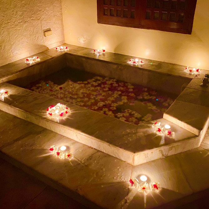 アルニカスパ：フローラルバス