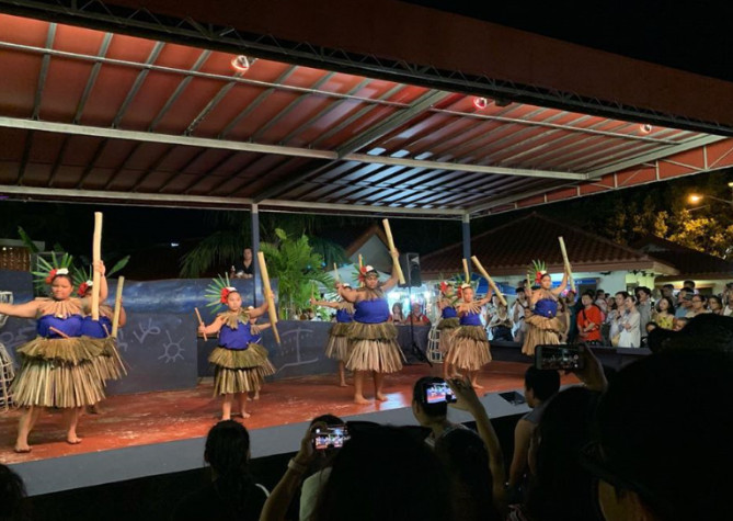 ナイトマーケットのダンスショー