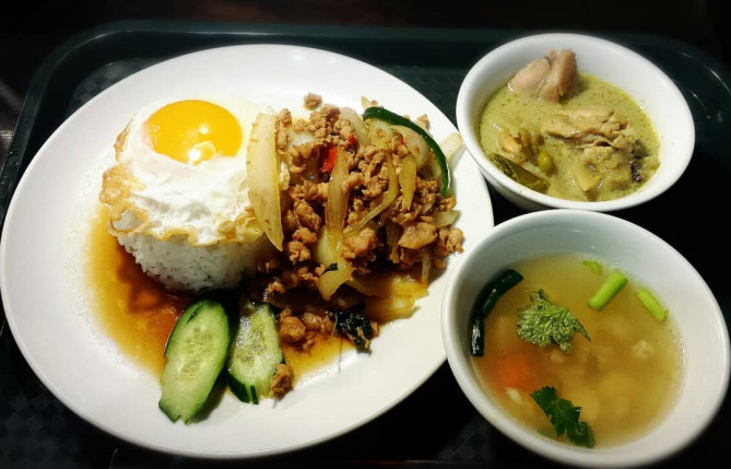 青山ガパオ食堂