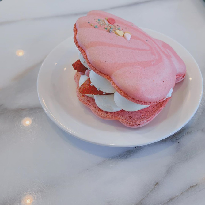 11-貝マカロン　イチゴ＆クリームチーズ