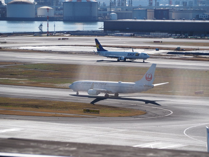 多くの飛行機が行きかうA滑走路