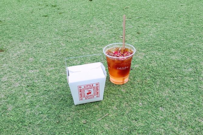 エディブルフラワーを使用した「エスプレッソトニック」