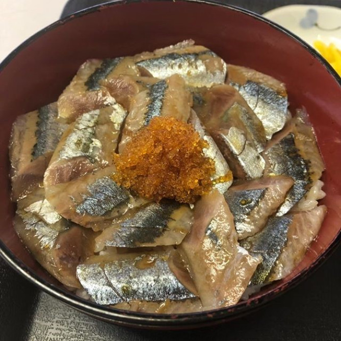 鈴木食堂の生さんま丼