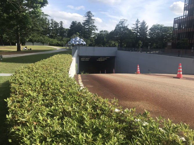 金沢21世紀美術館　駐車場入口